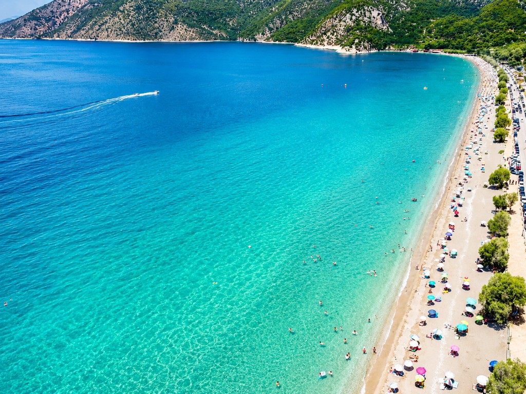 Παραλία με γαλάζια θάλασσα, θαλάσσια μπάνια